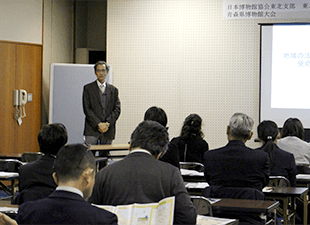 ピンマイクでスピーチ中